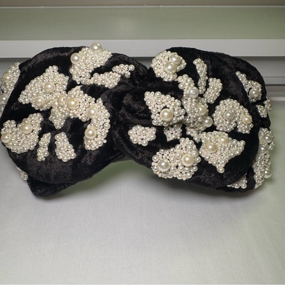 Deepa Gurnani Black Velvet Pearl Headband